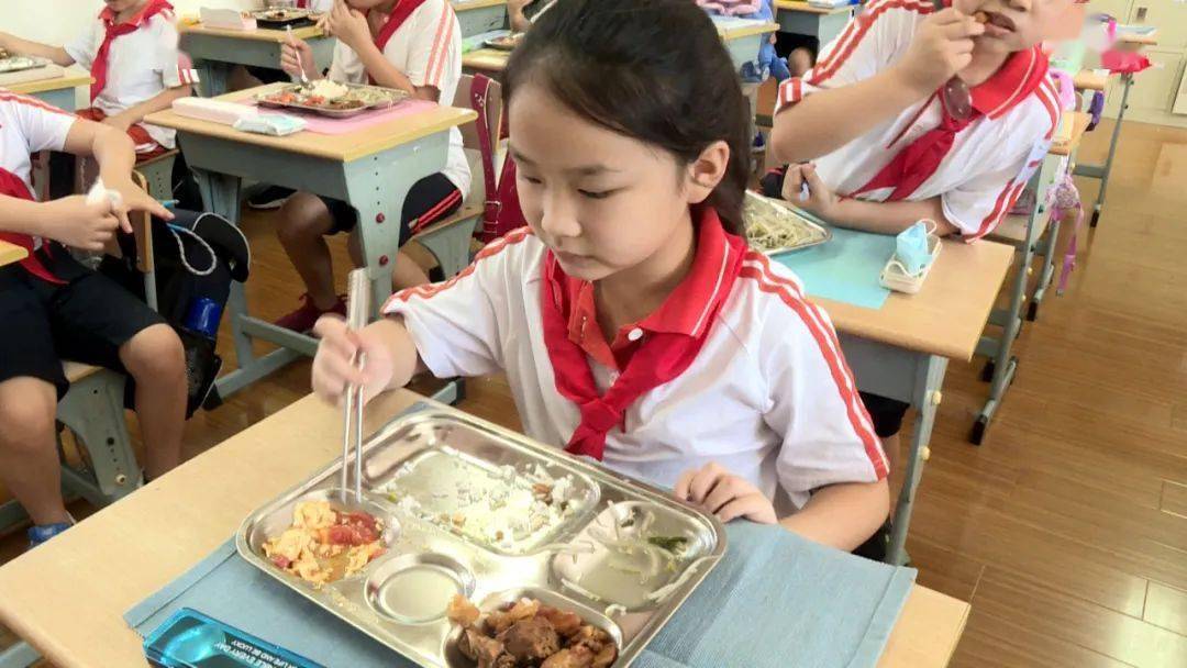 自带饭菜在外用餐（或“学生自带饭要蹲教室外吃”