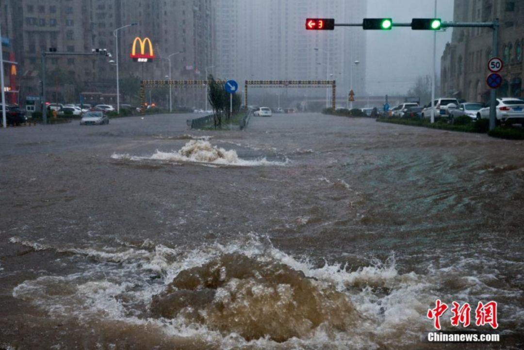 大连暴雨洗礼下的城市，力量与自信之歌