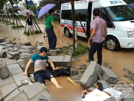 湖北暴雨实况深度解析与图片报道体验评测，最新暴雨图片报道速递